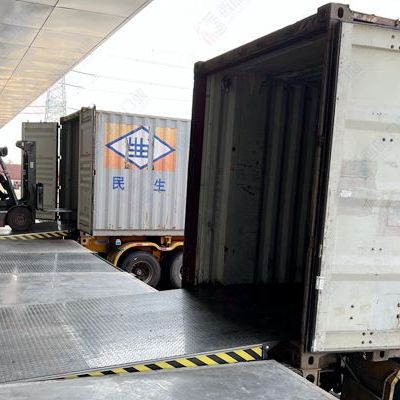 适应各种货柜的可调式出货口装卸货平台