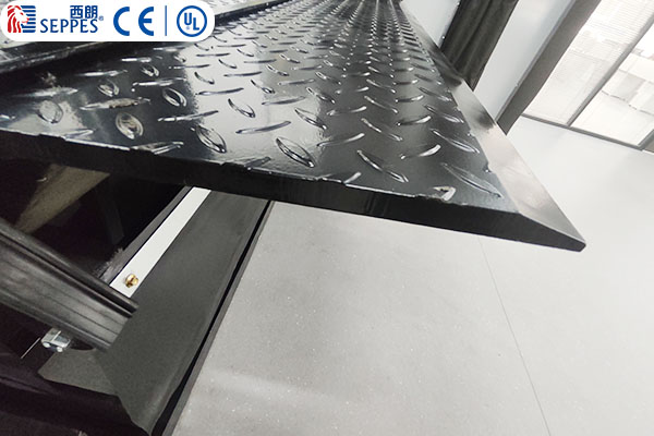 平滑过渡电动升降装卸货平台:物流效率的革新引擎