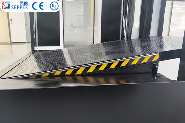 冷链冷库专用:滑升门互锁固定式装卸货平台解析