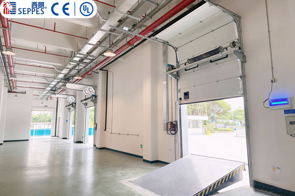 中央厨房仓库口电动升降平台